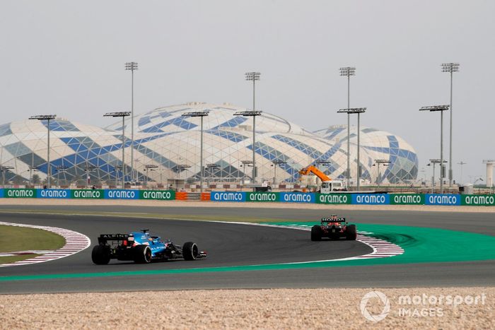 Sergio Perez, Red Bull Racing RB16B, Fernando Alonso, Alpine A521