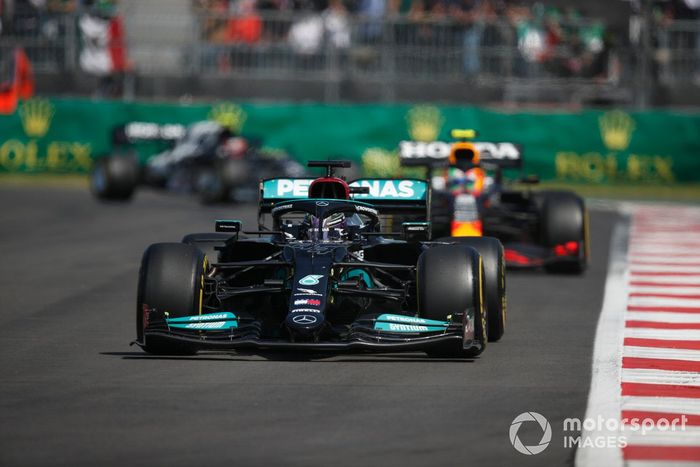 Lewis Hamilton, Mercedes W12, Sergio Pérez, Red Bull Racing RB16B