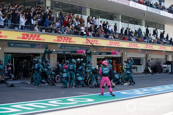 El equipo de boxes de Aston Martin se prepara para una parada de pits