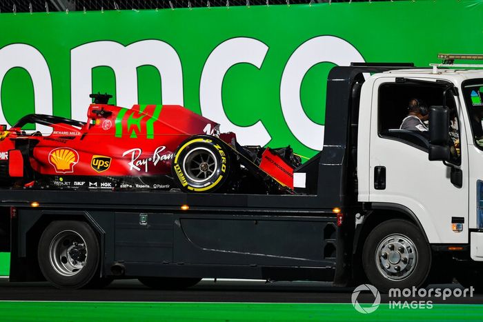 El coche dañado de Charles Leclerc, Ferrari SF21, sobre una grúa