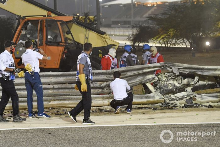 Michael Masi, Director de Carrera de la FIA, asiste a la escena del accidente de Romain Grosjean, Haas VF-20, en la primera vuelta