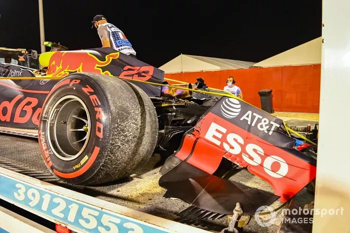 El monoplaza dañado de Alexander Albon, Red Bull Racing RB16