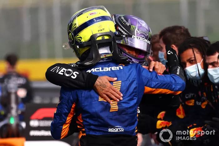 Lando Norris, McLaren, 3ª posición, y Lewis Hamilton, Mercedes, 2ª posición, se felicitan mutuamente tras la carrera