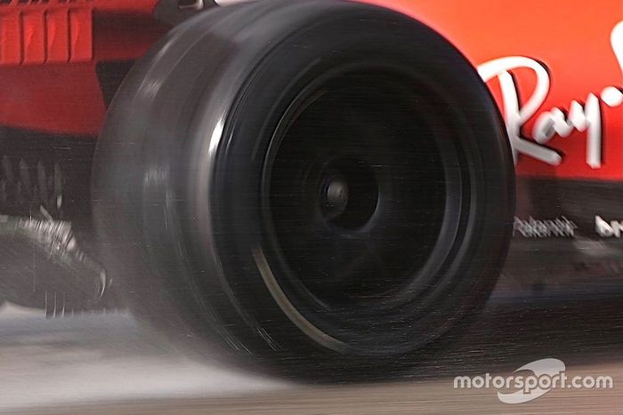Neumático trasero intermedio de Pirelli de 18 pulgadas probado por Leclerc en el Ferrari