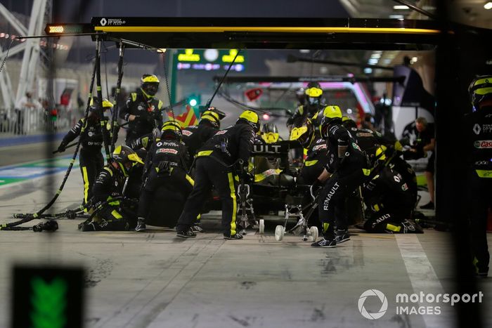 Esteban Ocon, Renault F1 Team R.S.20, pit stop