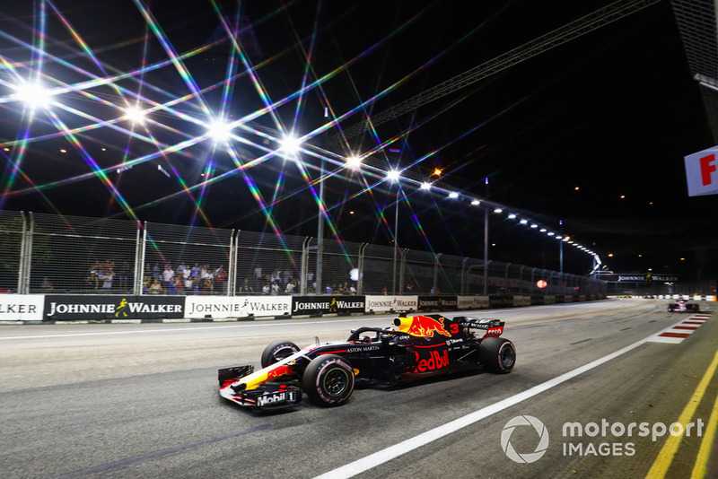 Daniel Ricciardo, Red Bull Racing RB14, precede Sergio Perez, Racing Point Force India VJM11