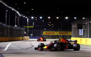 Max Verstappen, Red Bull Racing RB14, devant Sebastian Vettel, Ferrari SF71H