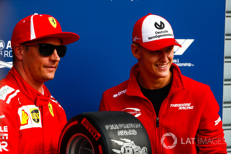 Mick Schumacher otorga a Kimi Raikkonen, Ferrari, el Pirelli Pole Position award