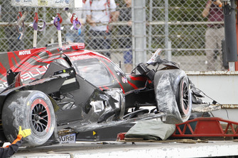 #1 Rebellion Racing Rebellion R-13: Andre Lotterer, Neel Jani, Bruno Senna après son crash