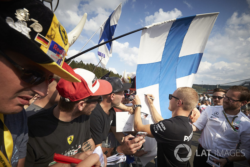 Valtteri Bottas, Mercedes AMG F1, memberi tanda tangan kepada fans
