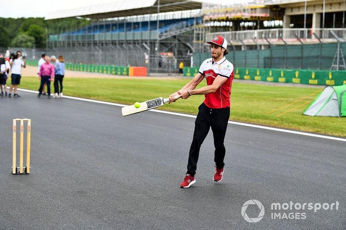 Antonio Giovinazzi, Alfa Romeo Racing, jugando a cricket 