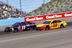 Denny Hamlin, Joe Gibbs Racing Toyota und Joey Logano, Team Penske Ford