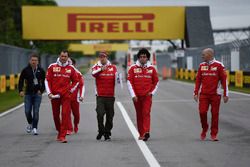 Sebastian Vettel, Ferrari camina el circuito con el equipo