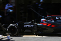 Fernando Alonso, McLaren MP4-31 makes a pit stop