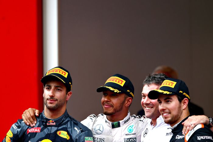 Lewis Hamilton, Mercedes AMG F1, Daniel Ricciardo, Red Bull Racing y Sergio Pérez, Force India en el podio