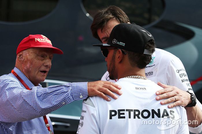 Niki Lauda, Presidente de Ejecutivo no Mercedes con Toto Wolff, Mercedes AMG F1 accionista y Director Ejecutivo y Lewis Hamilton, Mercedes AMG F1