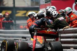 Max Verstappen, Red Bull Racing RB12 choca y queda fuera de la carrera