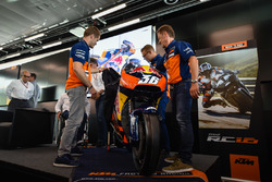 Mika Kallio, Sebastian Risse Pit Beirer en Mike Leitner onthullen de KTM MotoGP-motor