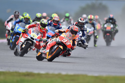 Марк Маркес, Repsol Honda Team, на старті очолює гонку