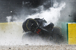 Fernando Alonso, McLaren MP4-31 in un enorme incidente