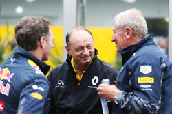 Руководитель Red Bull Racing Кристиан Хорнер, гоночный директор Renault Sport F1 Фредерик Вассёр, и