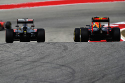 Max Verstappen, Red Bull Racing RB12; Jenson Button, McLaren MP4-31