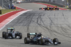 Льюис Хэмилтон, Mercedes AMG F1 W07 Hybrid, и Нико Росберг, Mercedes AMG F1 W07 Hybrid
