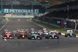 Lewis Hamilton, Mercedes AMG F1 W07 Hybrid líder al inicio de la carrera