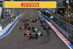 Nico Rosberg, Mercedes AMG F1 Team W07 avanti a Kimi Raikkonen, Ferrari SF16-H and Valtteri Bottas,