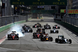 Нико Росберг, Mercedes AMG F1 W07 Hybrid едет впереди Даниэля Риккардо, Red Bull Racing RB12