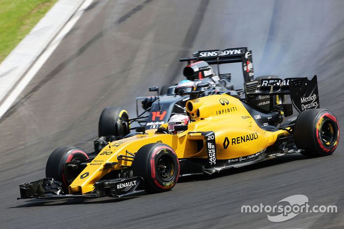 Kevin Magnussen, Renault Sport F1 Team RS16 y Fernando Alonso, McLaren MP4-31 batalla por la posición