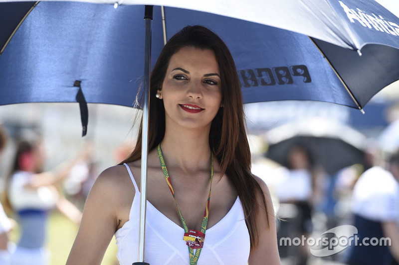 Hermosa chica de la parrilla