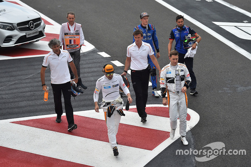 Fernando Alonso, McLaren, Stoffel Vandoorne, McLaren y Brendon Hartley, Scuderia Toro Rosso después de la Q1