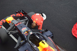 Sebastian Vettel, Ferrari osserva la Red Bull Racing RB14