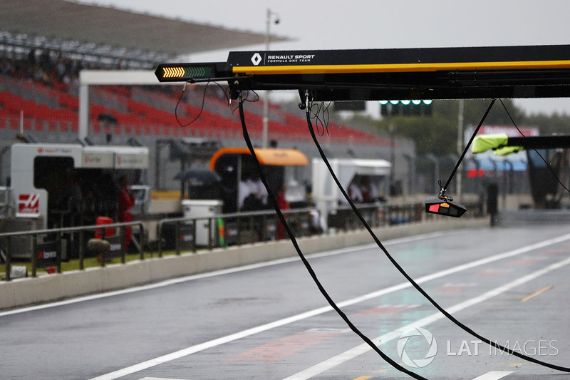 La pluie tombe dans la voie des stands