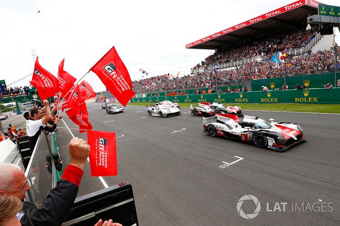 #8 Toyota Gazoo Racing Toyota TS050: Sébastien Buemi, Kazuki Nakajima, Fernando Alonso, #7 Toyota Gazoo Racing Toyota TS050: Mike Conway, Kamui Kobayashi, Jose Maria Lopez cross the finish line