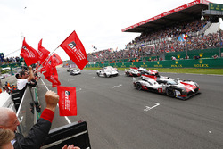 #8 Toyota Gazoo Racing Toyota TS050: Sébastien Buemi, Kazuki Nakajima, Fernando Alonso, #7 Toyota Gazoo Racing Toyota TS050: Mike Conway, Kamui Kobayashi, Jose Maria Lopez franchissent la ligne d'arrivée
