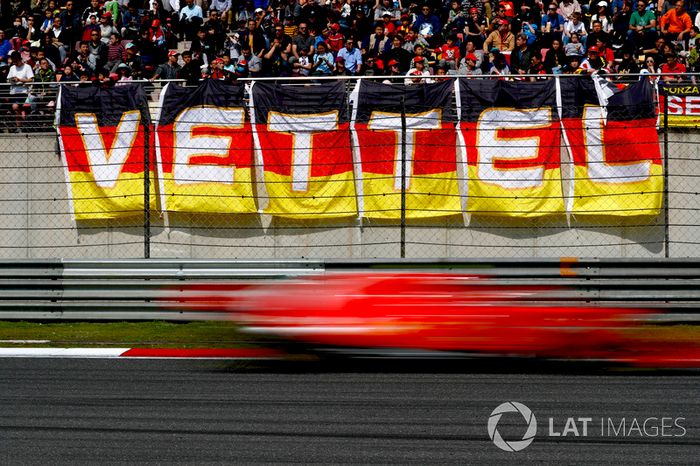 Sebastian Vettel, Ferrari SF71H, passa davanti a una tribuna