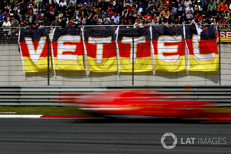 Sebastian Vettel, Ferrari SF71H, flashes desde la tribuna