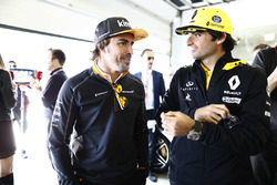 Carlos Sainz Jr., Renault Sport F1 Team, en Fernando Alonso, McLaren