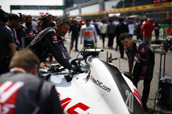 Ingegneri al lavoro sulla monoposto di Kevin Magnussen, Haas F1 Team VF-18 Ferrari, in griglia