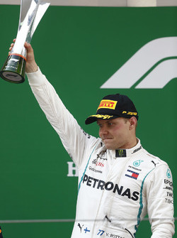 Valtteri Bottas, Mercedes AMG F1, sur le podium avec son trophée