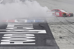 Il vincitore della gara Kyle Busch, Joe Gibbs Racing