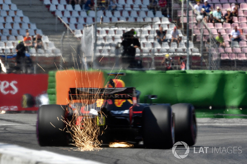 Daniel Ricciardo, Red Bull Racing RB14 sypie iskrami 