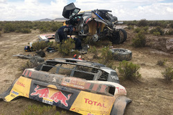 #300 Peugeot Sport Peugeot 3008 DKR: Stéphane Peterhansel, Jean-Paul Cottret gets help from Cyril De