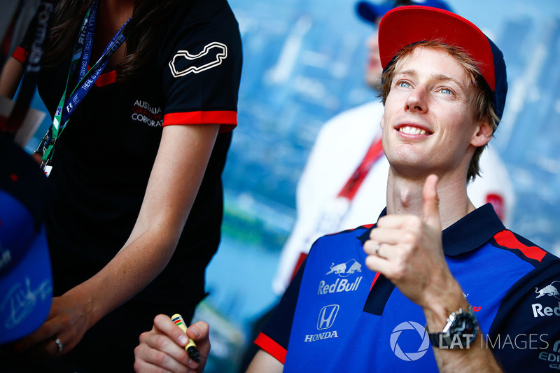 Brendon Hartley, Toro Rosso, firma autografi ai fan