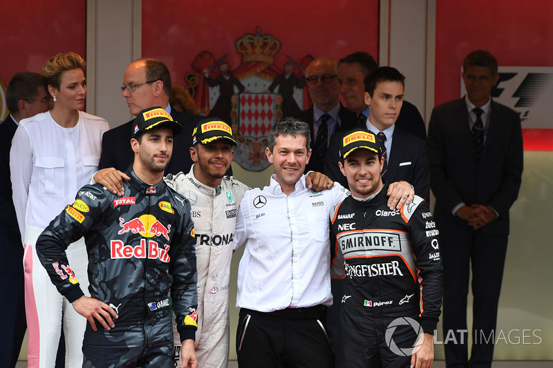 Podium: winnaar Lewis Hamilton, Mercedes AMG F1, derde Sergio Perez, Force India