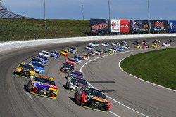 Martin Truex Jr., Furniture Row Racing Toyota and Kyle Busch, Joe Gibbs Racing Toyota restart