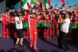 Yarış galibi Sebastian Vettel, Ferrari, parc ferme