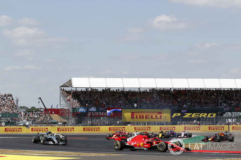 Sebastian Vettel, Ferrari SF-71H precede Max Verstappen, Red Bull Racing RB14 e Lewis Hamilton, Mercedes-AMG F1 W09